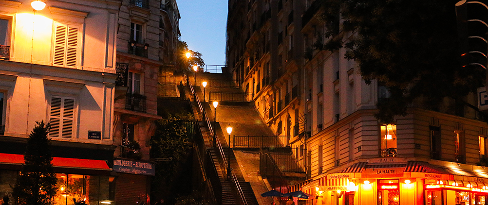 Paris Sehenswürdigkeiten Treppe bei Nacht