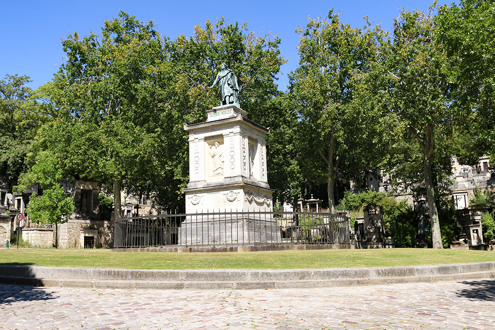 Paris Sehenswürdigkeit Statue Père Lachaise