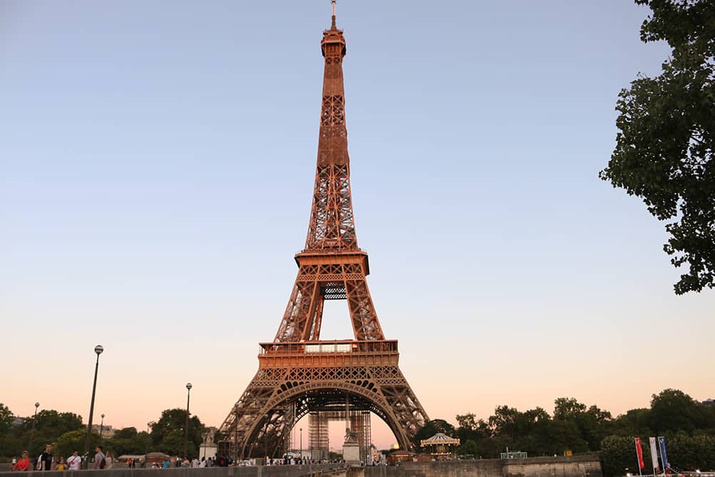 Paris Sehenswürdigkeit Eiffelturm am Abend